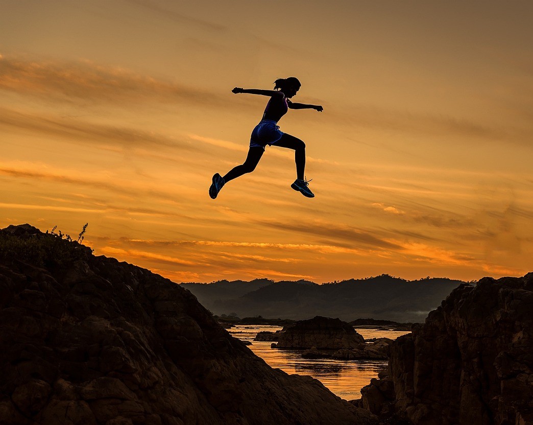 https://pixabay.com/es/photos/lograr-mujer-ni%C3%B1a-saltar-corriendo-1822503/