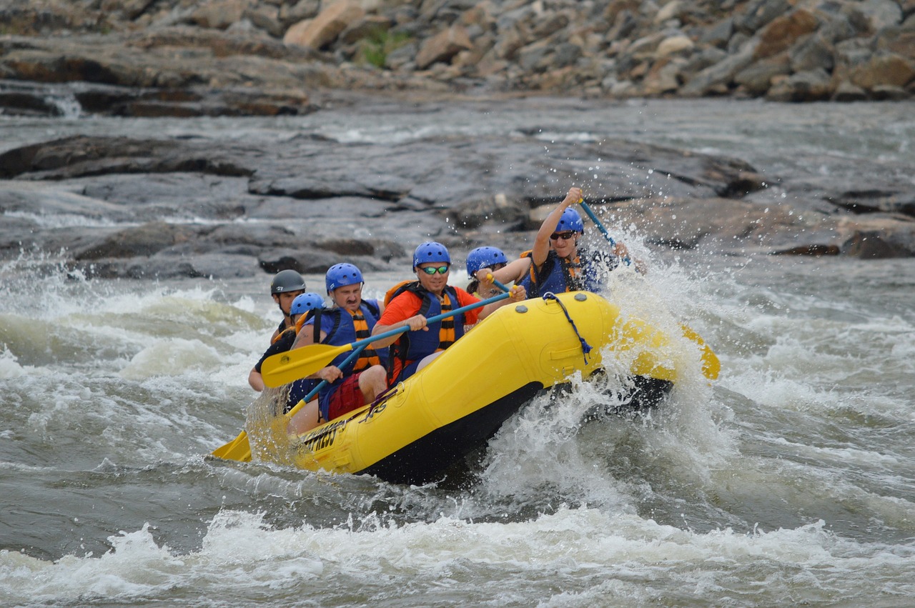 https://pixabay.com/es/photos/rafting-agua-blanca-r%C3%ADo-agua-444743/