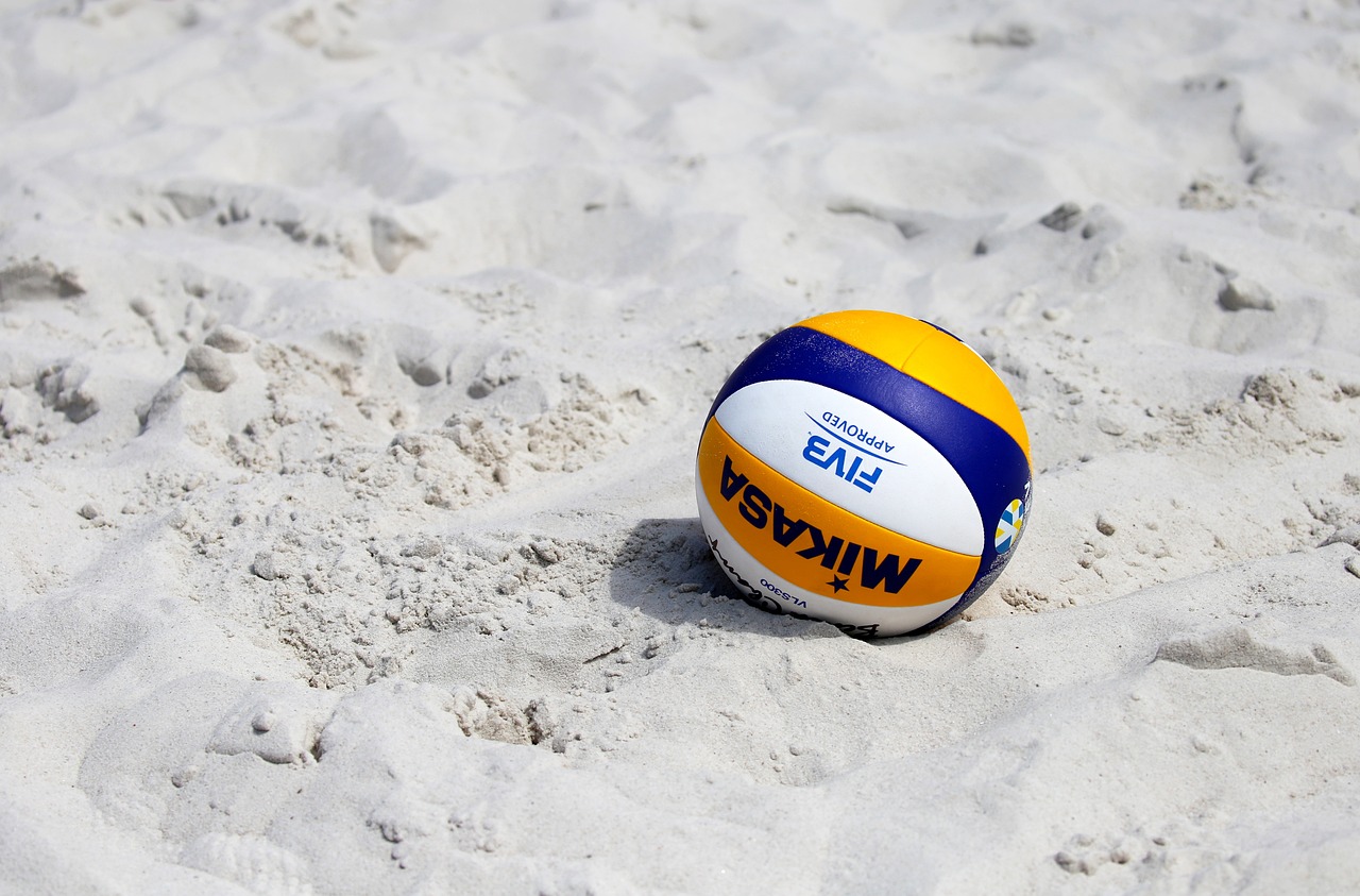 https://pixabay.com/es/photos/deportes-voleibol-de-playa-pelota-6480827/