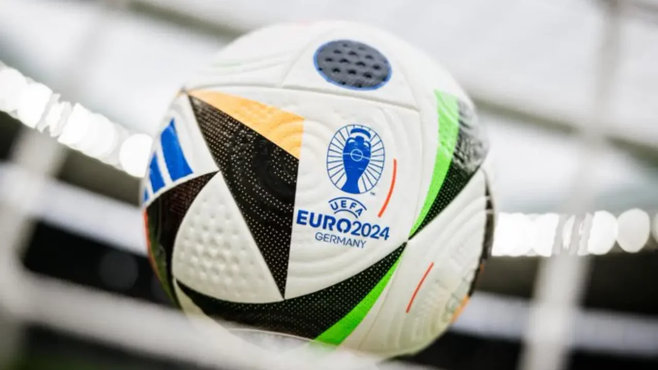 https://www.forbes.com.mx/la-uefa-presenta-fussballiebe-el-balon-oficial-para-la-eurocopa-2024/#:~:text=La%20UEFA%20y%20Adidas%20presentaron,con%20materiales%20biol%C3%B3gicos%20m%C3%A1s%20sostenibles.