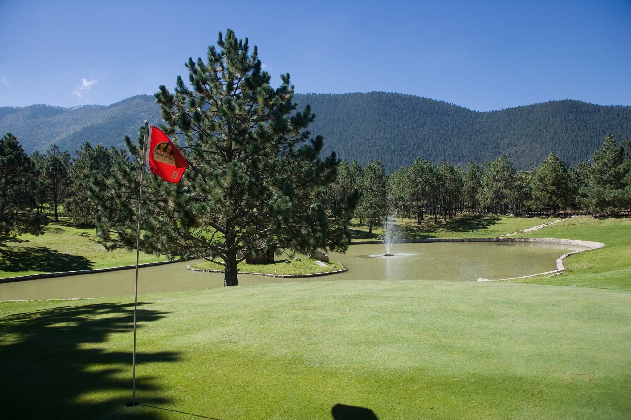 https://www.google.com.mx/search?q=Club+de+Golf+Monterreal&sca_esv=7082fde6dba84aef&udm=2&sxsrf=ADLYWIKHpsWIu2RfbrGiAdvHvC2VU91cgA:1725323035683&source=lnt&tbs=isz:l&sa=X&ved=2ahUKEwjWyaeVwaWIAxXxEkQIHa1bDWkQpwV6BAgEEAc&biw=1368&bih=744&dpr=2#vhid=mb5tvHfPQ0fBiM&vssid=mosaic