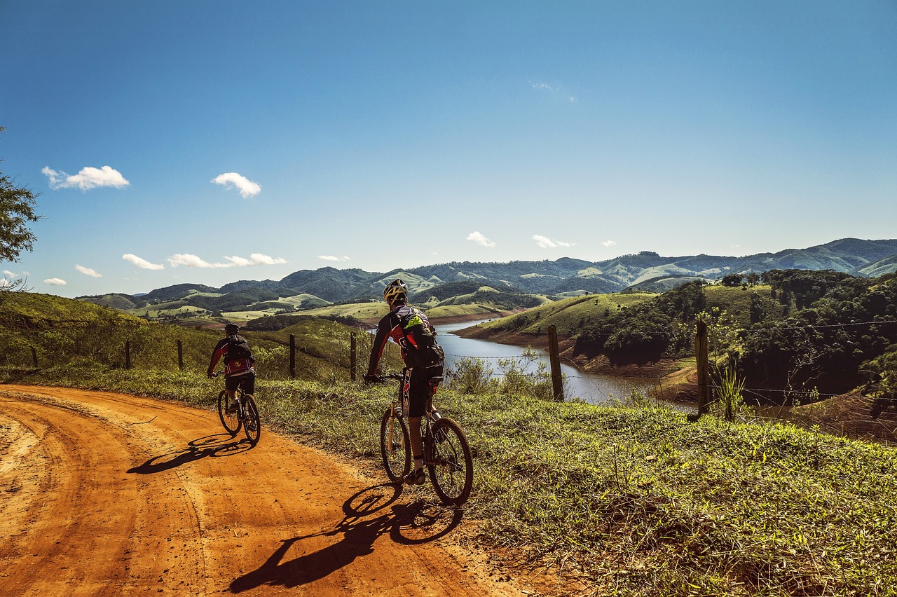 https://pixabay.com/es/photos/ciclistas-sendero-bicicleta-nubes-1534907/