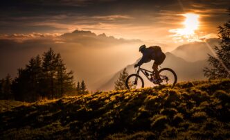 https://p.vitalmtb.com/photos/users/25487/photos/81409/original_Golden_hour_biking.jpg?1409579805