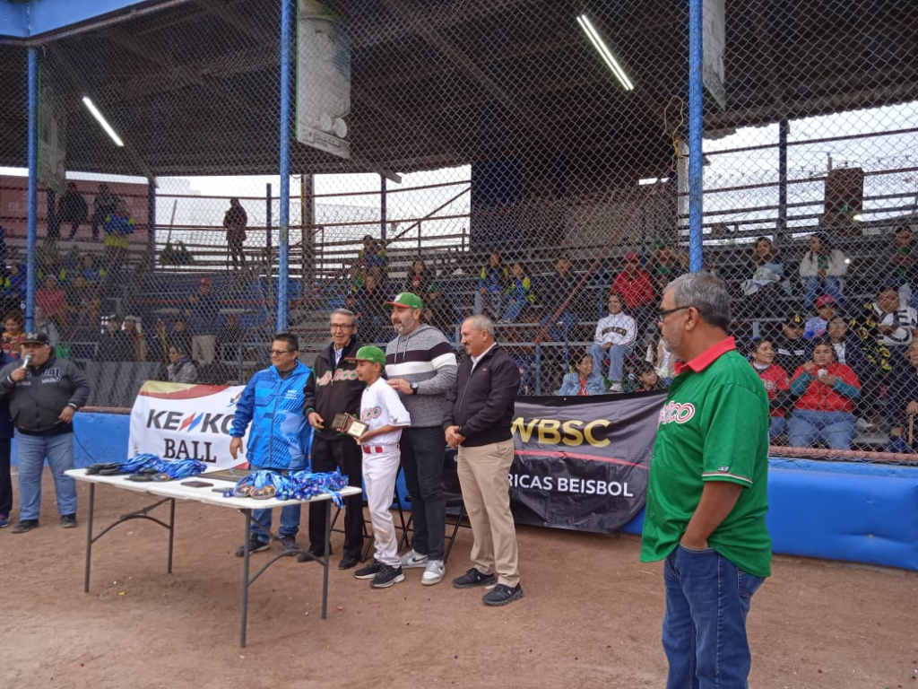 https://www.gob.mx/cms/uploads/image/file/942876/Enrique_Mayorga_Betancourt__Presidente_de_la_Federaci_n_Mexicana_de_Beisbol__Femebe__entregando_medallas_en_Panamericano_Sub-10_en_Tamaulipas._Cortes_a.jpeg