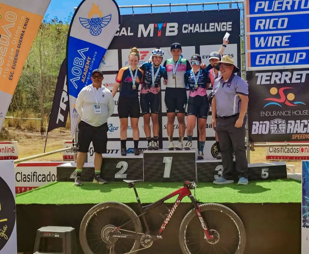 https://www.gob.mx/cms/uploads/image/file/962677/CAROLINA_FLORES_ES_CAMPEONA_DEL_XCO_EN_EL_TROPICAL_CHALLENGE_DE_PUERTO_RICO___La_tapat_a__carolinafgar_se_lleva_la_victoria_en_el_cross_country_del_Tropical_Challenge_en_la_categor_a_sub_23_femenil_i.jpg